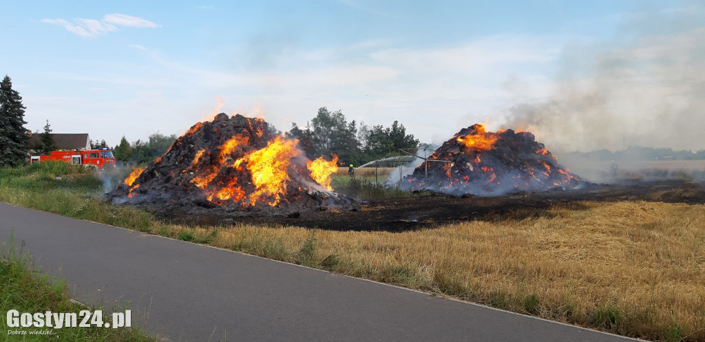 Pożar stogów ze słomą, przy drodze Krobia-Pudliszki