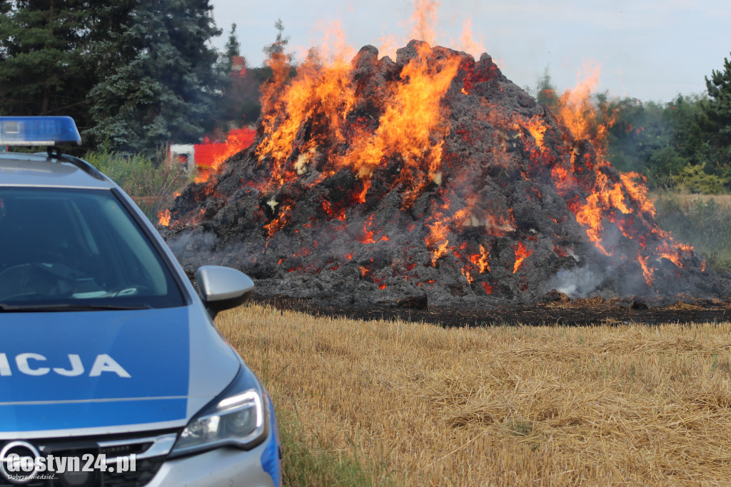 Płoną dwa stogi słomy w Krobi