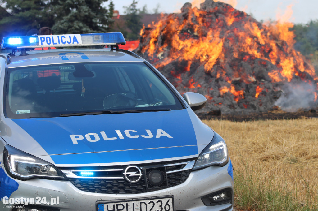Płoną dwa stogi słomy w Krobi