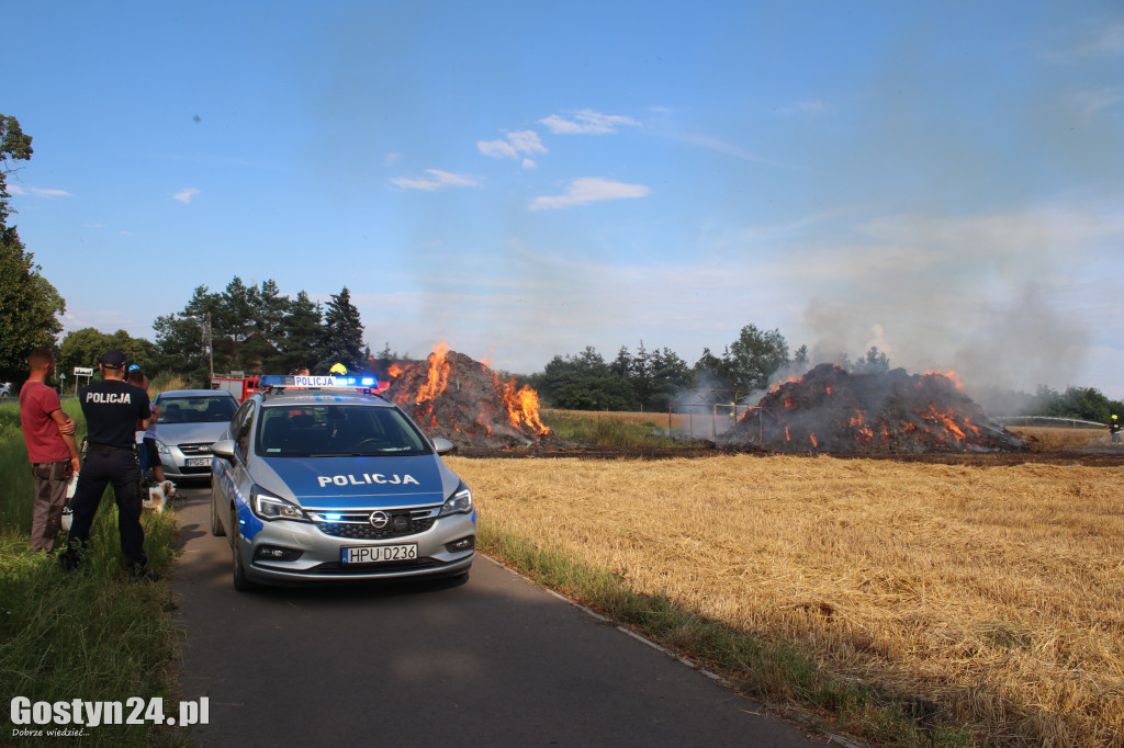 Płoną dwa stogi słomy w Krobi