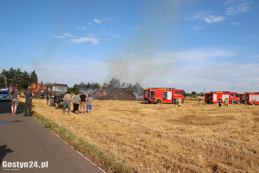 Płoną dwa stogi słomy w Krobi