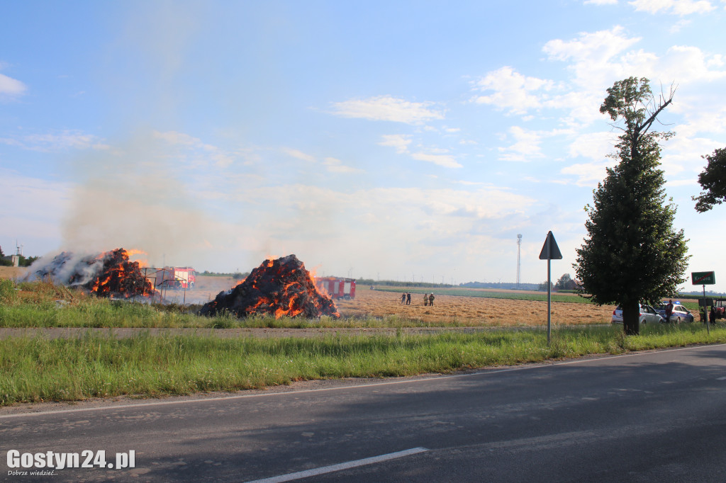 Płoną dwa stogi słomy w Krobi