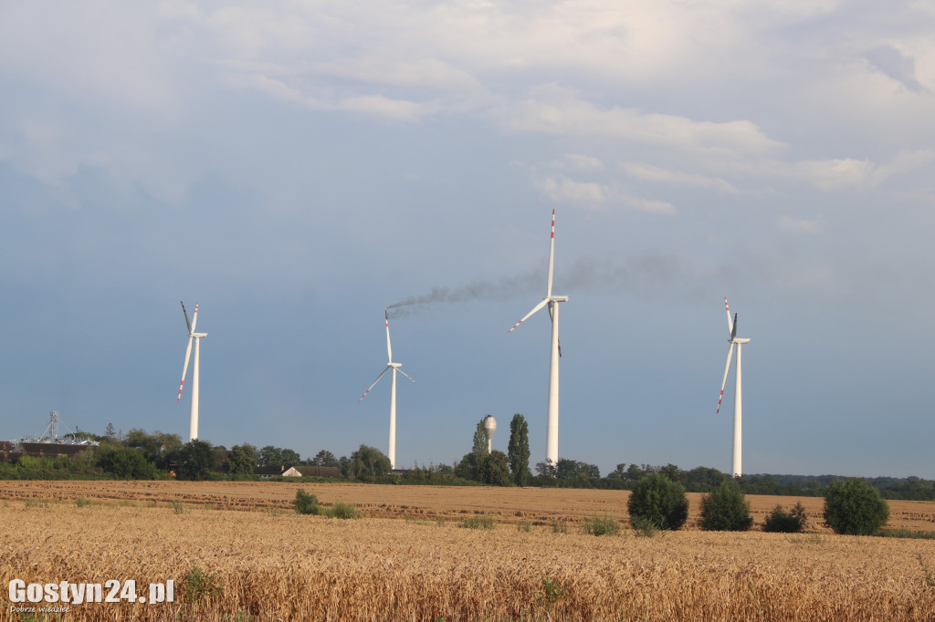 Pożar wiatraka w Ciołkowie po uderzeniu pioruna
