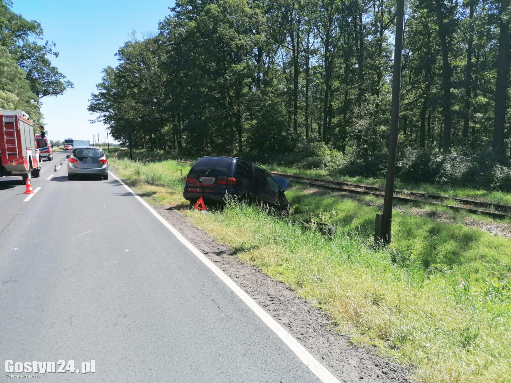 Pod Garzynem zderzyły się dwa auta osobowe