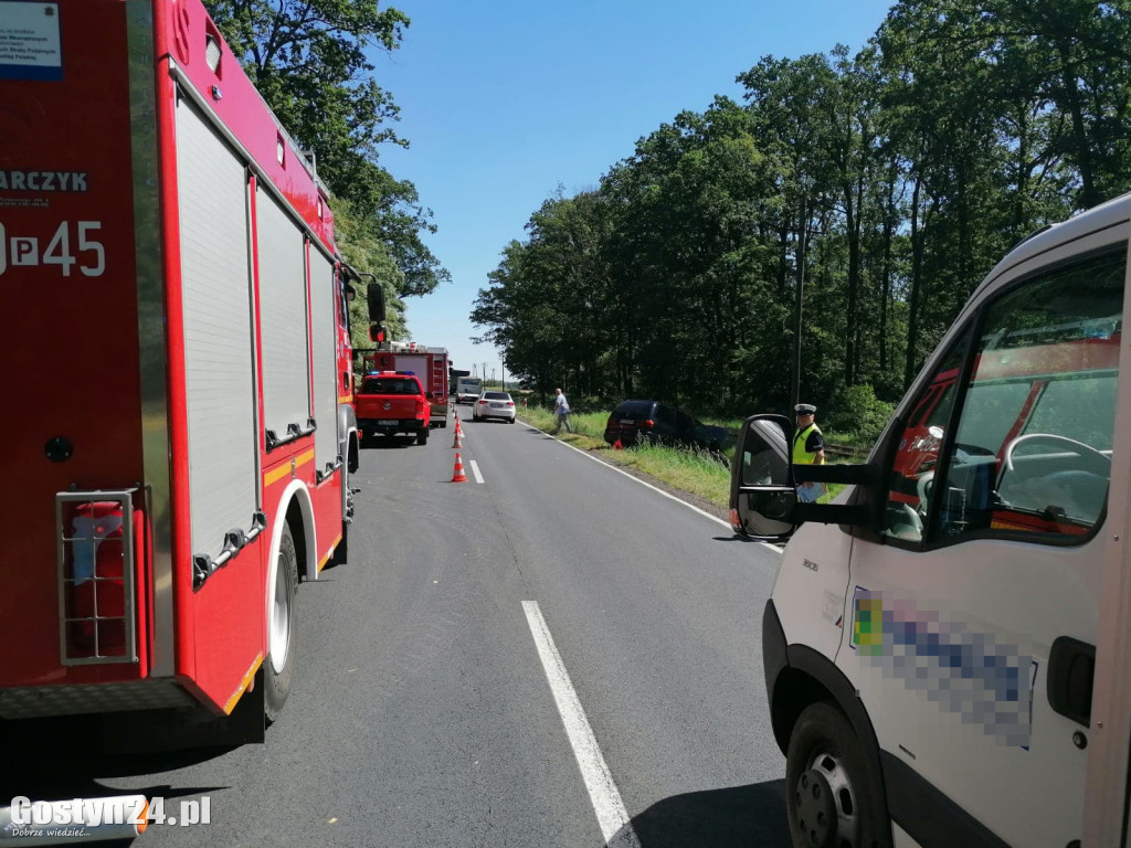 Pod Garzynem zderzyły się dwa auta osobowe