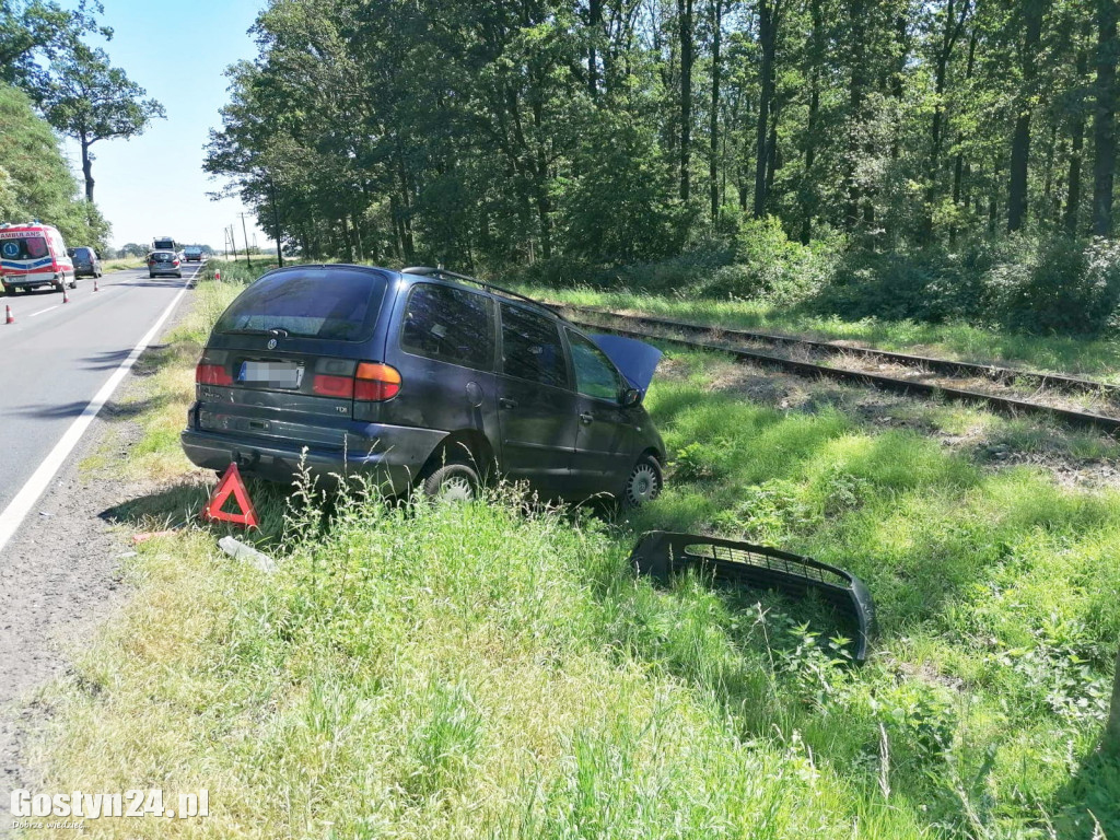 Pod Garzynem zderzyły się dwa auta osobowe
