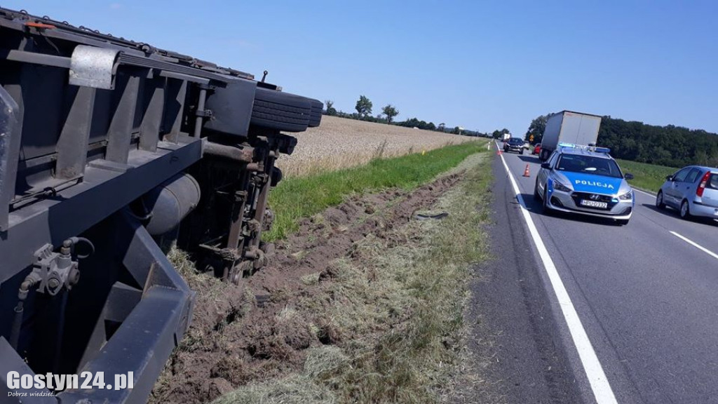 Przyczepa wylądowała w rowie na K12