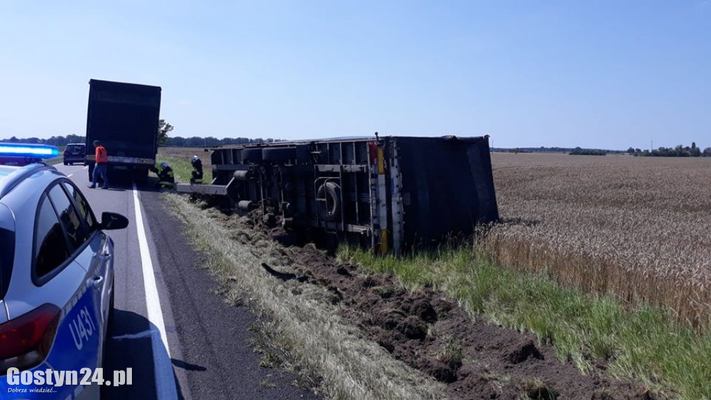 Przyczepa wylądowała w rowie na K12
