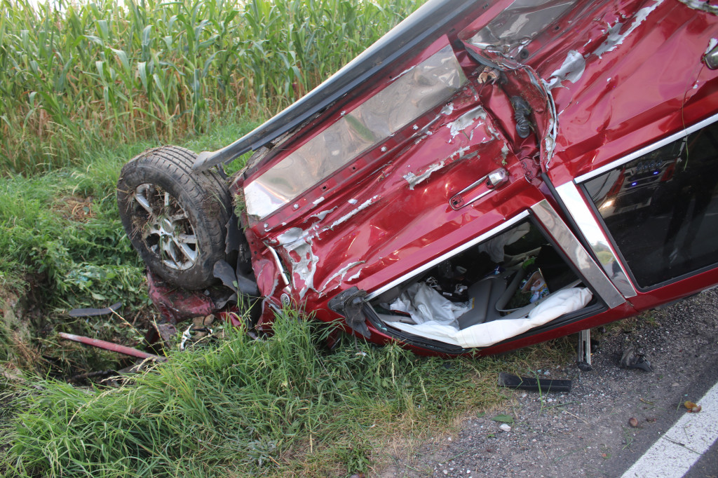 Samochód marki Jeep dachował w Koszkowie