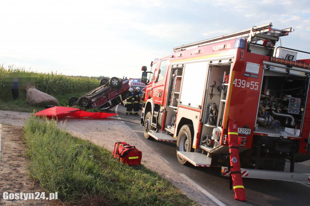 Samochód marki Jeep dachował w Koszkowie