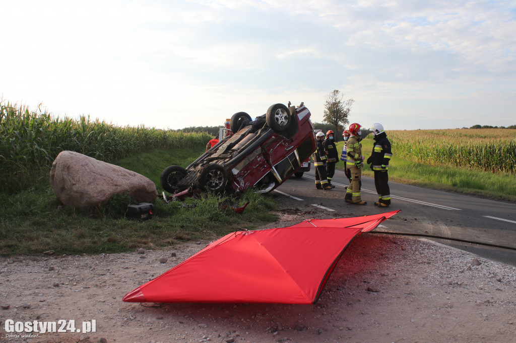 Samochód marki Jeep dachował w Koszkowie