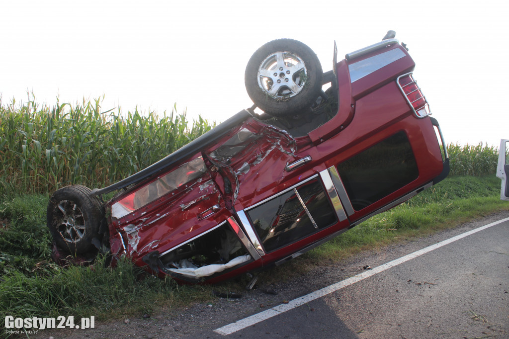 Samochód marki Jeep dachował w Koszkowie
