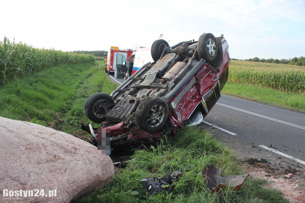 Samochód marki Jeep dachował w Koszkowie