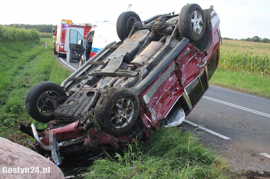 Samochód marki Jeep dachował w Koszkowie