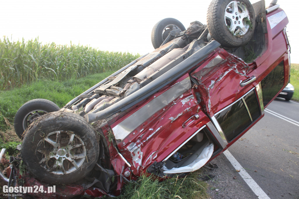 Samochód marki Jeep dachował w Koszkowie