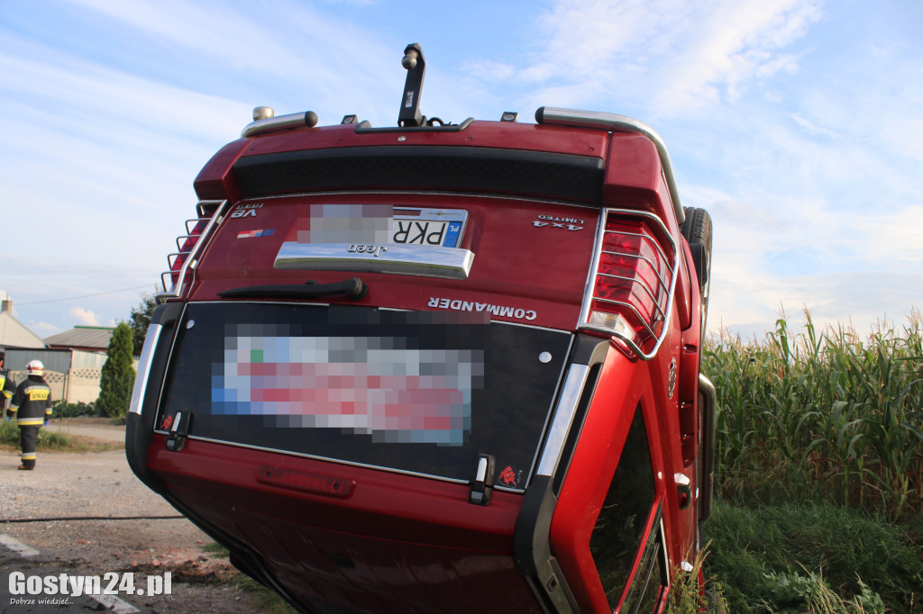 Samochód marki Jeep dachował w Koszkowie