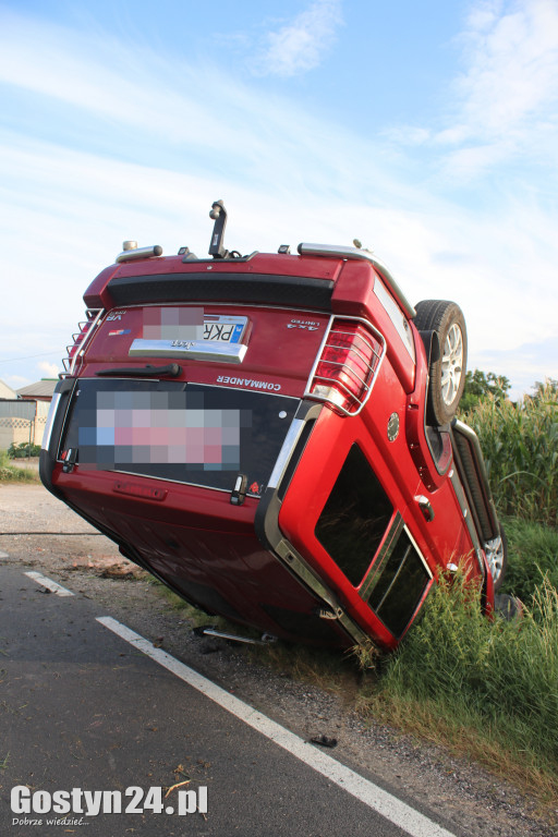 Samochód marki Jeep dachował w Koszkowie