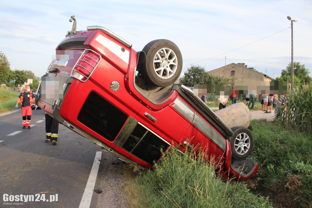 Samochód marki Jeep dachował w Koszkowie