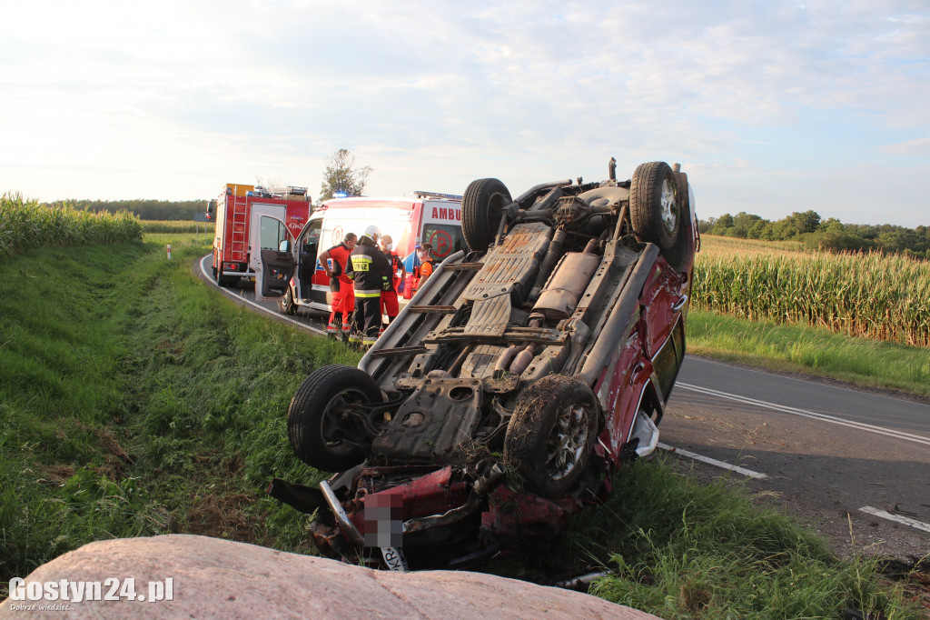 Samochód marki Jeep dachował w Koszkowie