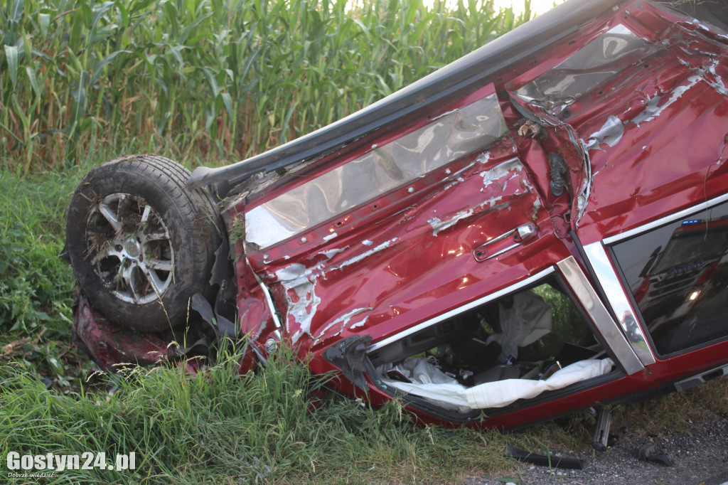 Samochód marki Jeep dachował w Koszkowie