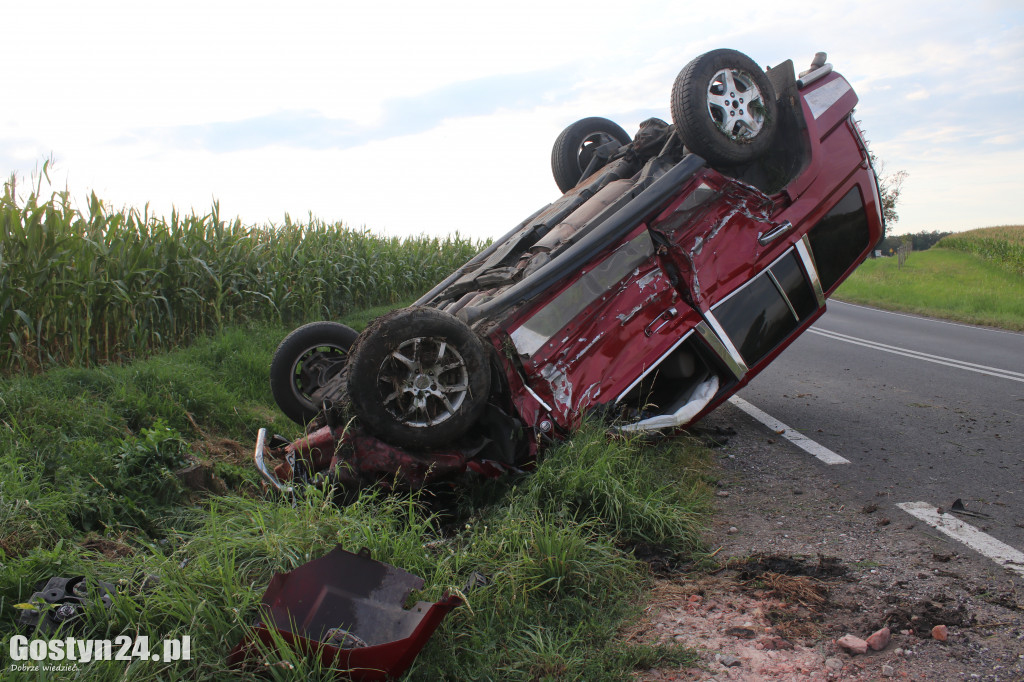 Samochód marki Jeep dachował w Koszkowie