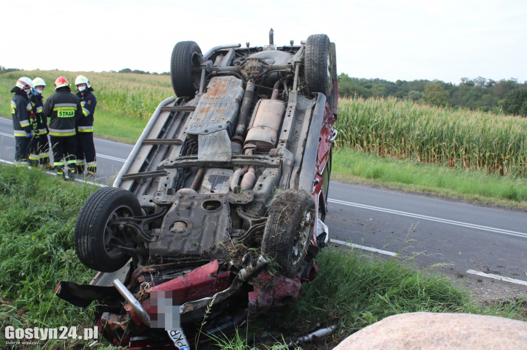 Samochód marki Jeep dachował w Koszkowie