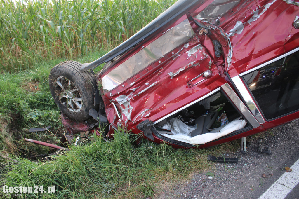 Samochód marki Jeep dachował w Koszkowie