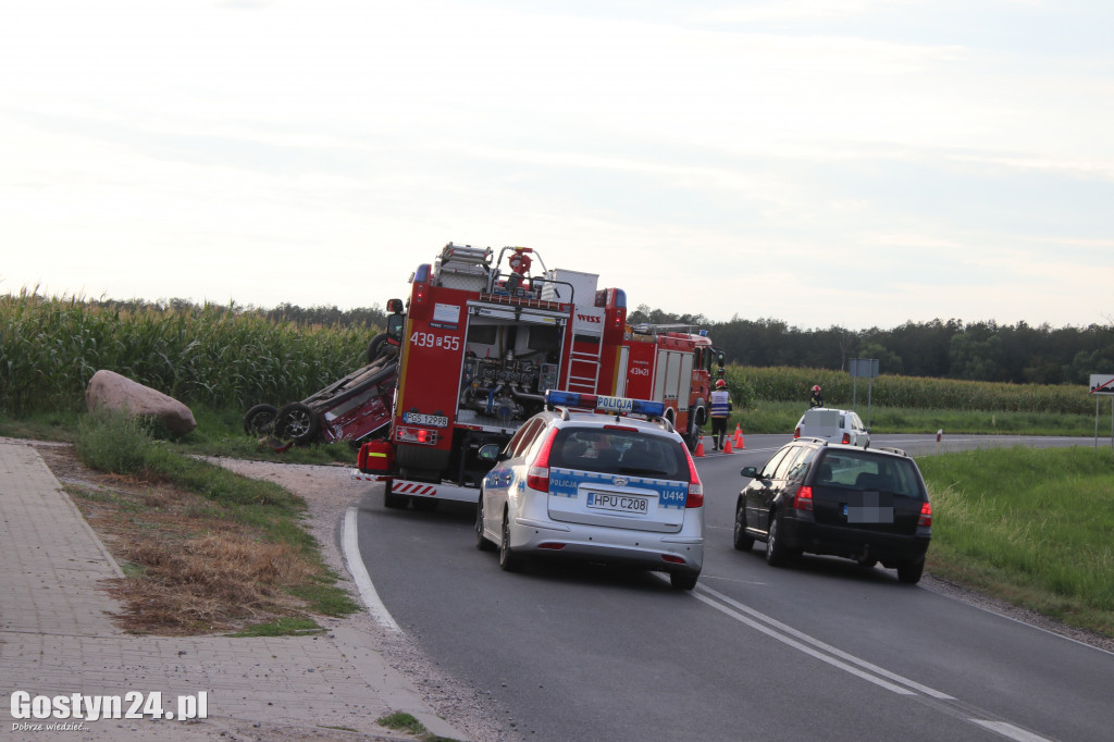 Samochód marki Jeep dachował w Koszkowie