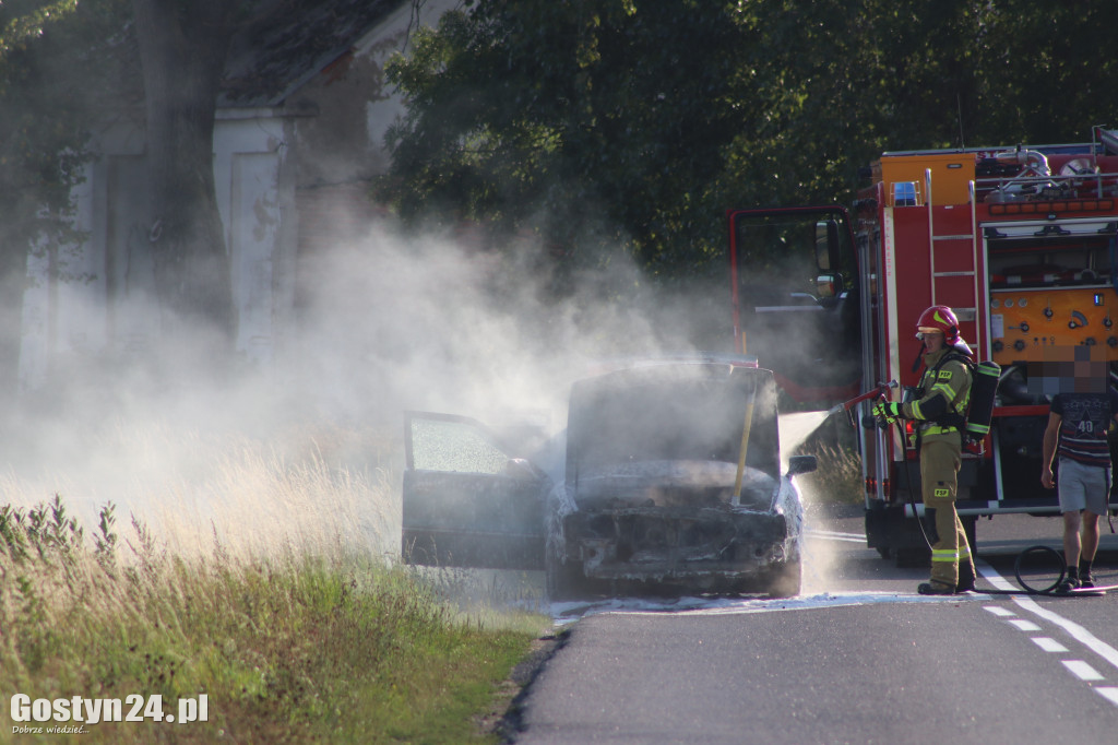 Pożar auta na trasie Gostyń - Czajkowo