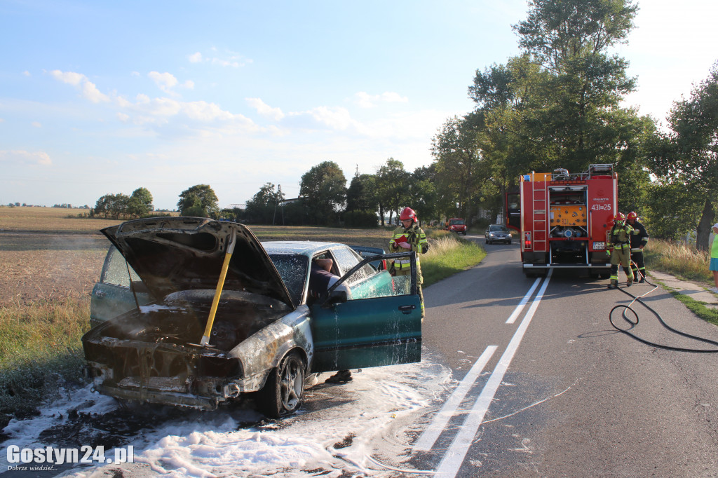Pożar auta na trasie Gostyń - Czajkowo