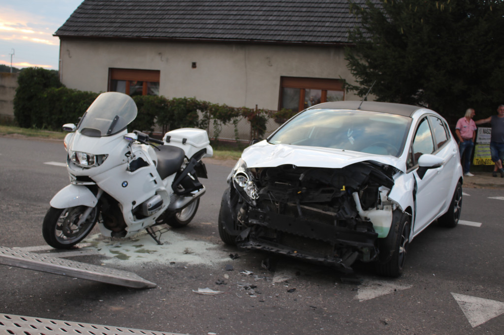 Zderzenie osobówki i motocykla w Karcu