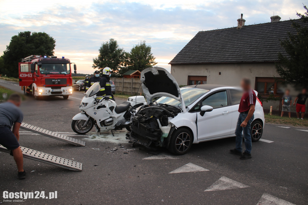 Zderzenie osobówki i motocykla w Karcu