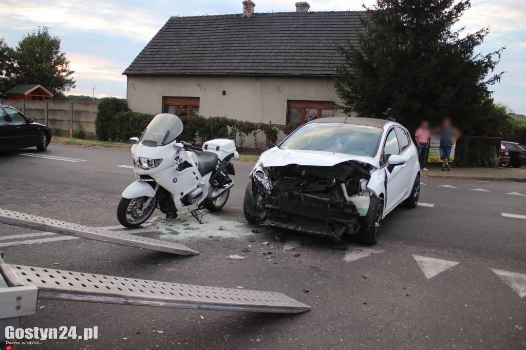 Zderzenie osobówki i motocykla w Karcu