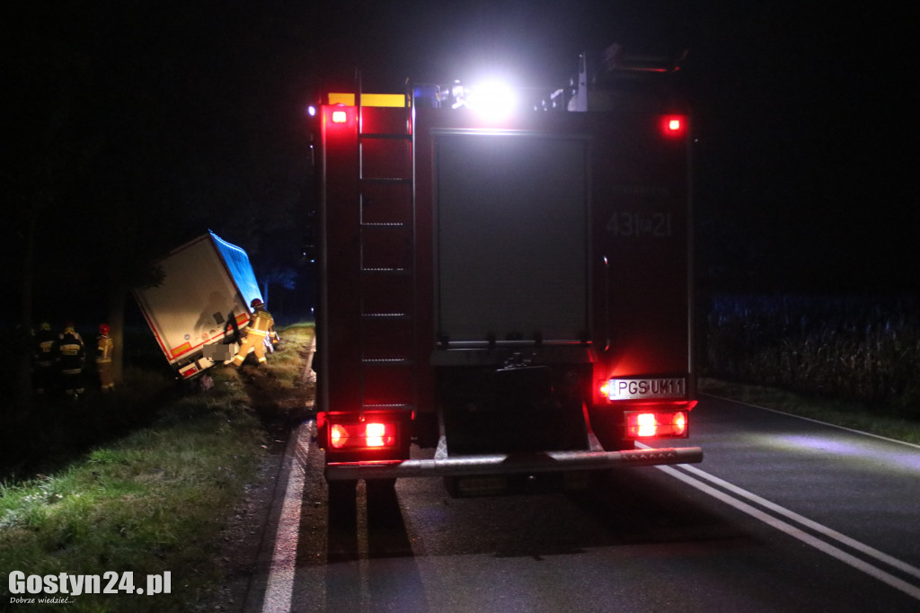 Samochód ciężarowy uderzył w drzewo