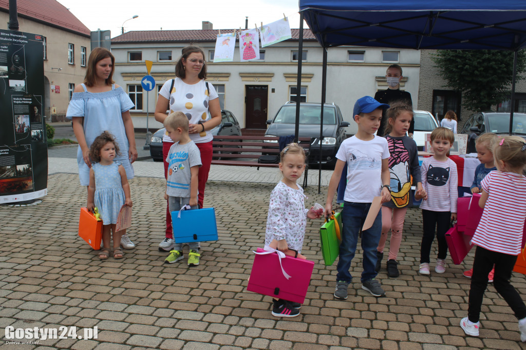 Narodowe Czytanie na rynku w Piaskach