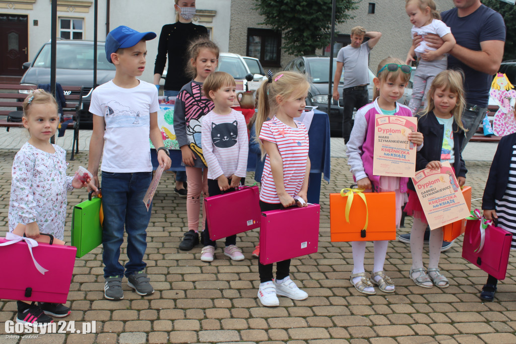 Narodowe Czytanie na rynku w Piaskach