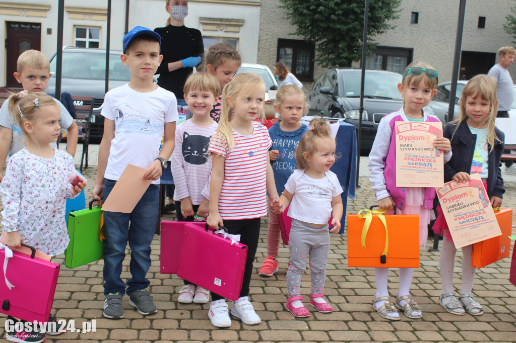 Narodowe Czytanie na rynku w Piaskach