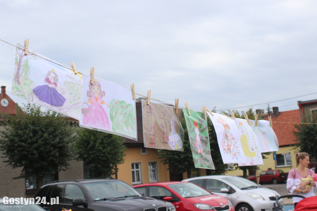 Narodowe Czytanie na rynku w Piaskach
