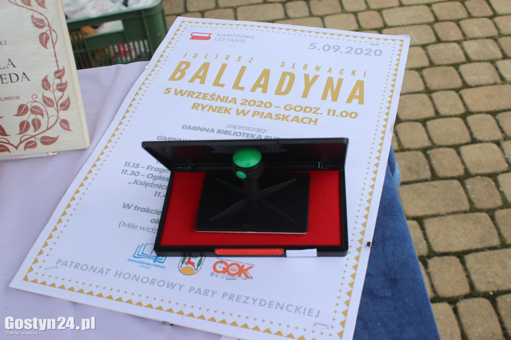 Narodowe Czytanie na rynku w Piaskach