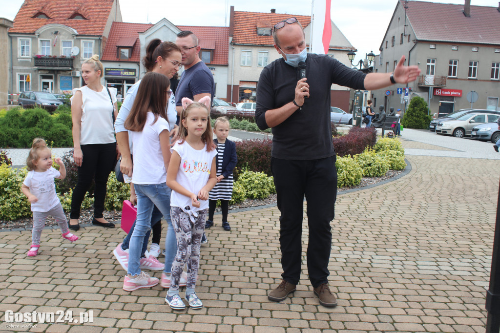 Narodowe Czytanie na rynku w Piaskach
