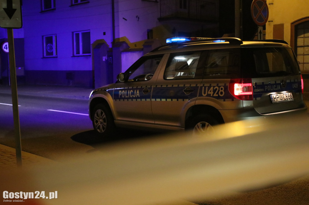 Uszkodzony słup na ul. Powstańców Wlkp. w Gostyniu