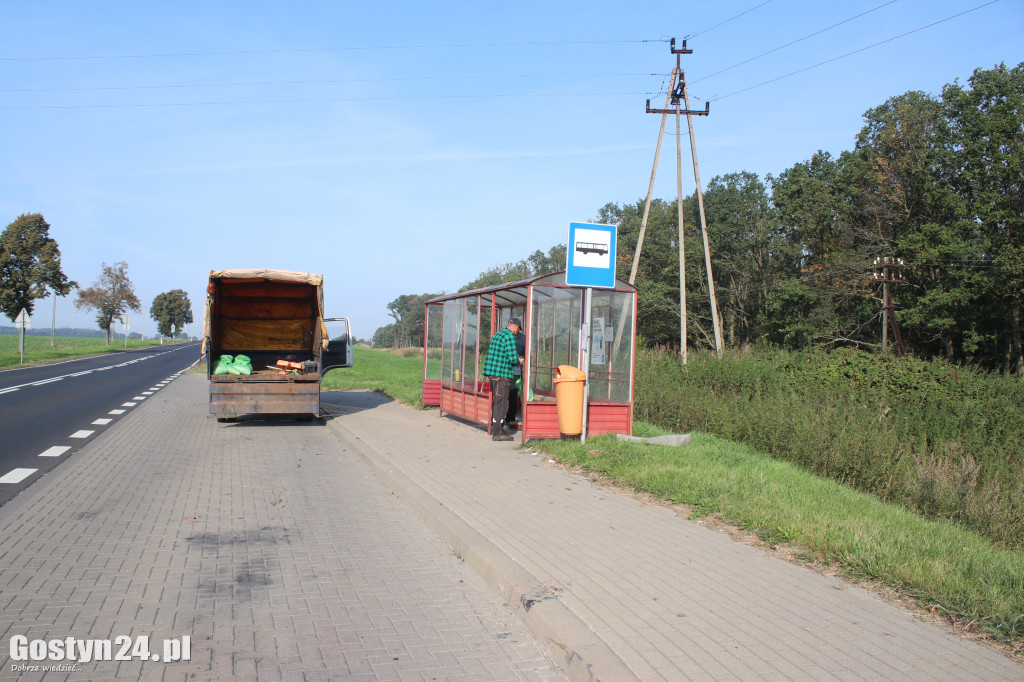 Zniszczone wiaty przystankowe w gminie Gostyń