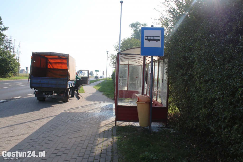 Zniszczone wiaty przystankowe w gminie Gostyń