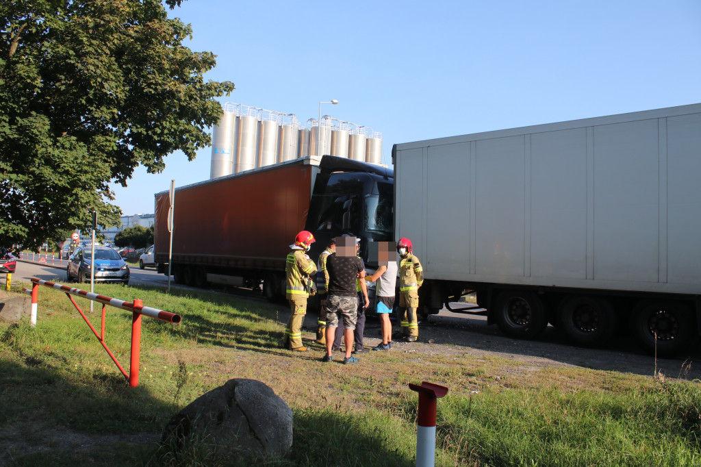 Zderzenie ciężarówek na wylocie z Piasków