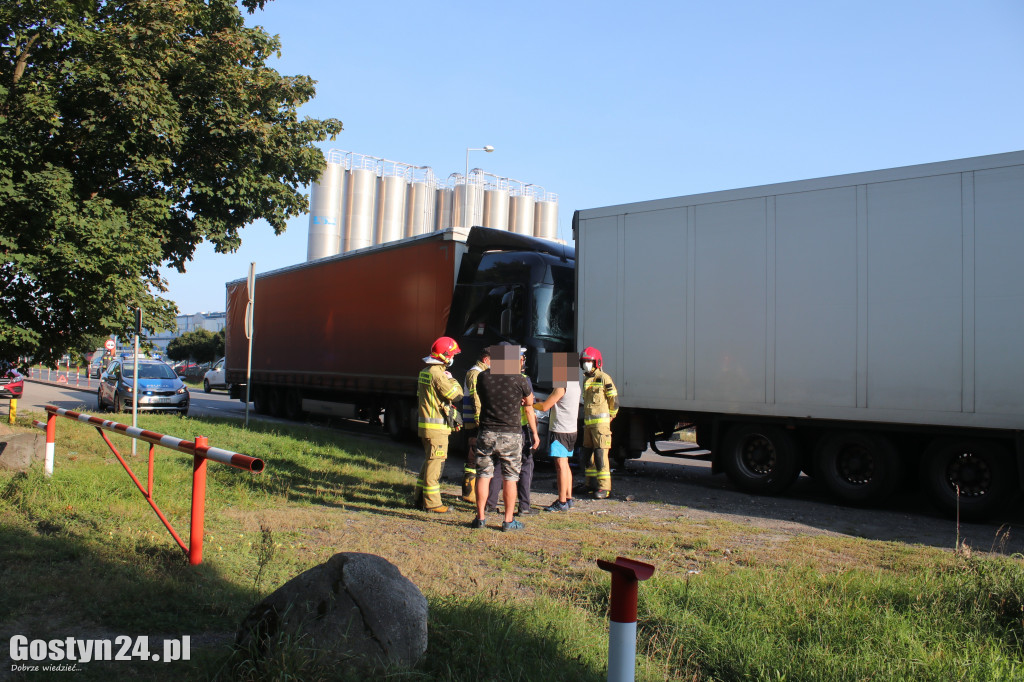 Zderzenie ciężarówek na wylocie z Piasków
