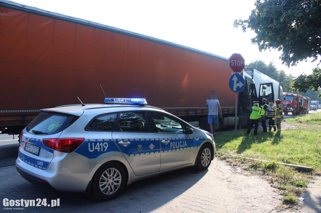 Zderzenie ciężarówek na wylocie z Piasków