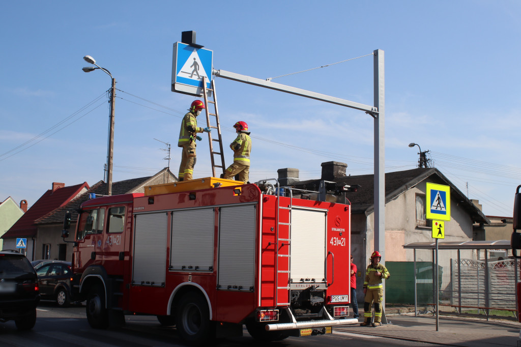 Uszkodzona sygnalizacja i lampa w Piaskach