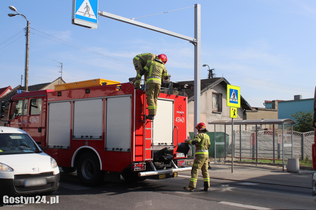 Uszkodzona sygnalizacja i lampa w Piaskach