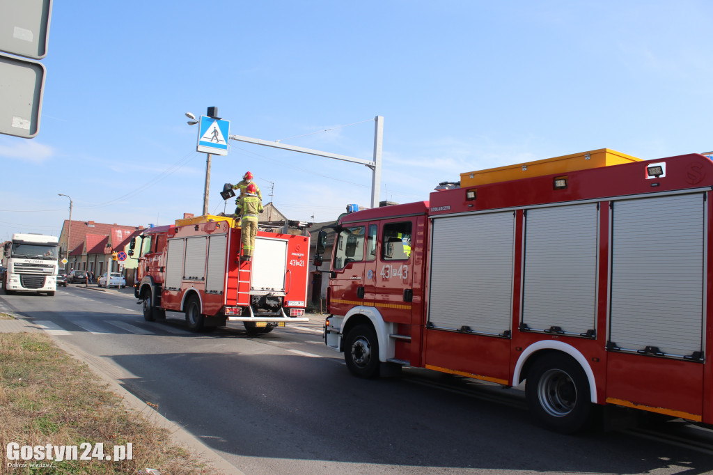Uszkodzona sygnalizacja i lampa w Piaskach