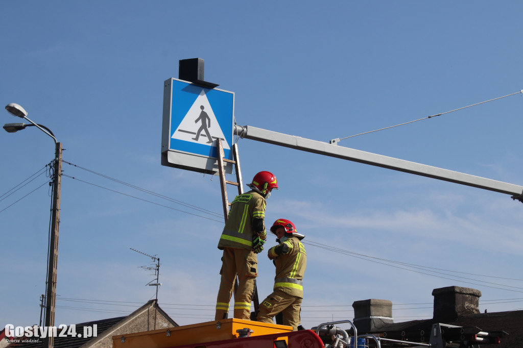 Uszkodzona sygnalizacja i lampa w Piaskach
